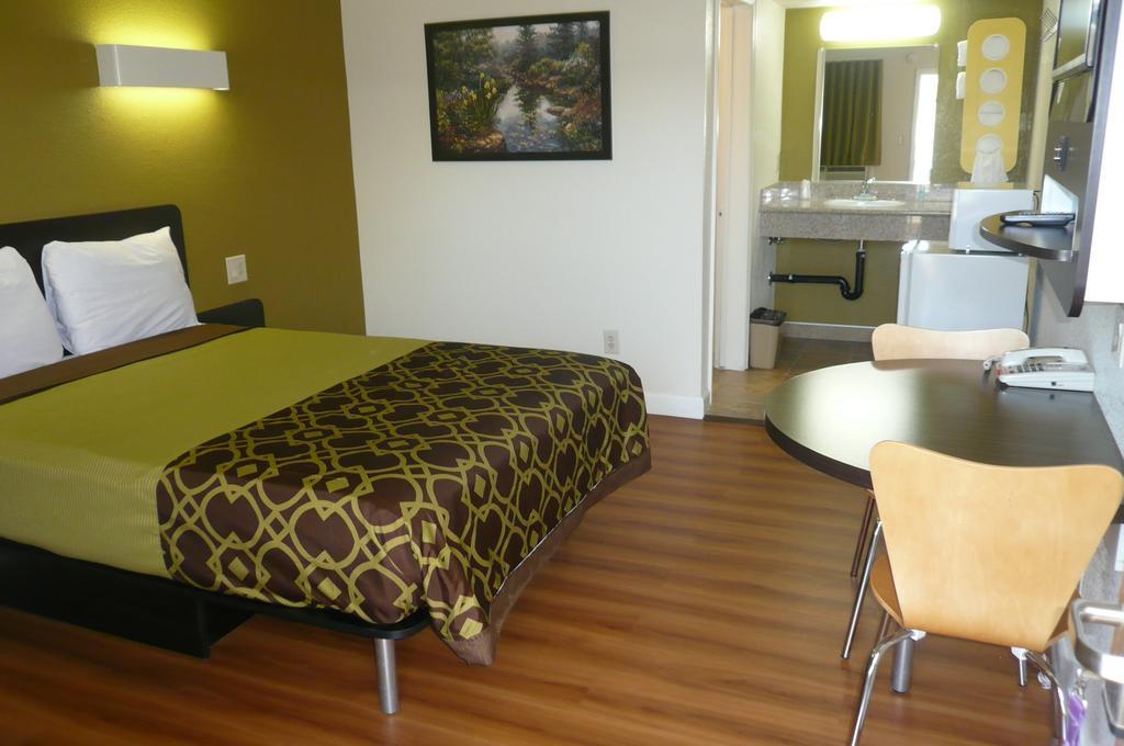 Rodeway Inn Downtown Hanford Room photo